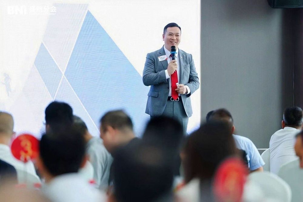 活动现场的发言人与前景观众