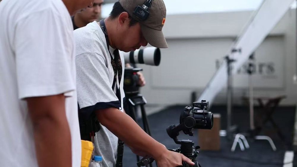 倍轻松 See 7 出海TVC现场的稳定器拍摄工作