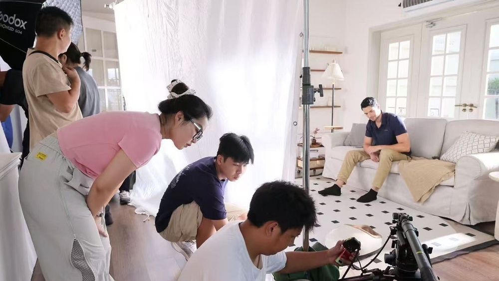 睿影传媒团队为倍轻松 See 7 出海TVC布光并使用滑轨拍摄