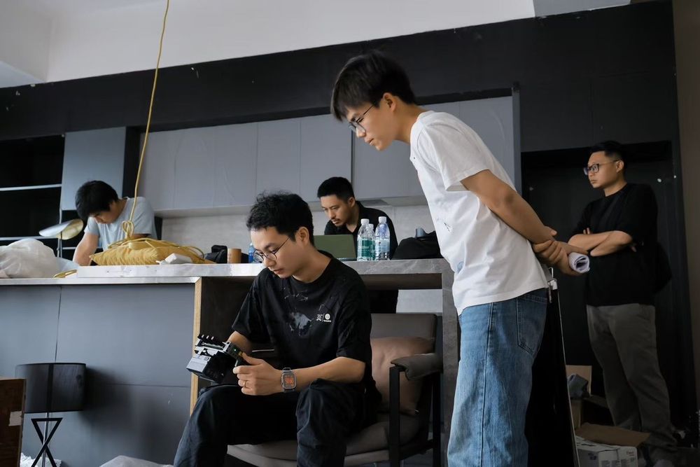 东莞广告片制作现场,睿影传媒团队进行拍摄前沟通