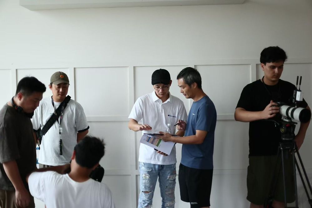 东莞TVC广告片拍摄现场,导演与摄影团队沟通执行方案