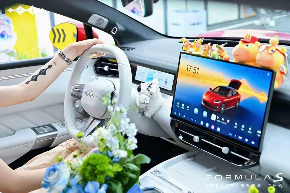 方程S方向盘、中控屏与车内布置 / Formula S steering wheel, central display and interior accessories
