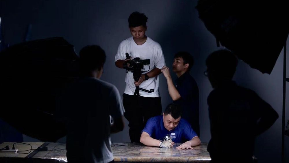 睿影传媒团队拍摄名美地毯工艺制作场景