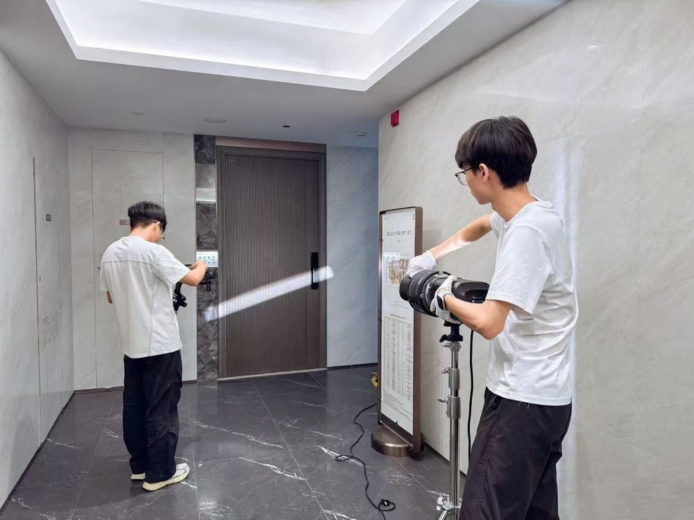 宣传片拍摄现场工作人员调试灯光光束