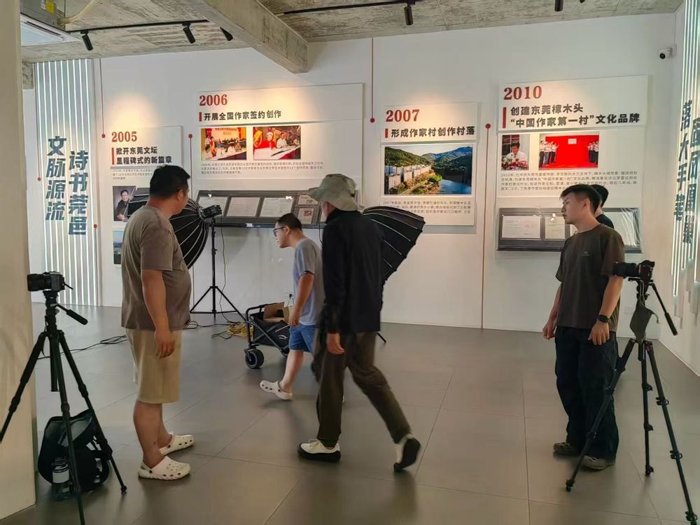 文化展陈空间的宣传片拍摄现场,摄影机和灯光正在进行机位准备