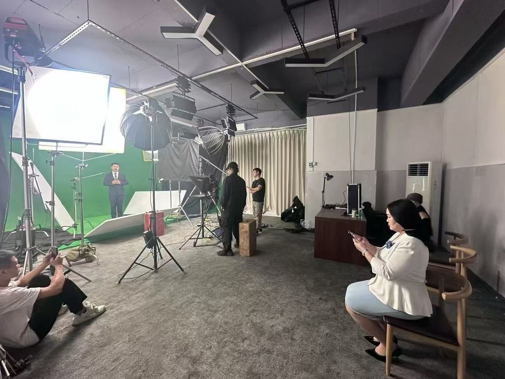 绿幕摄影棚内人物出镜拍摄与灯光、提词设备布置