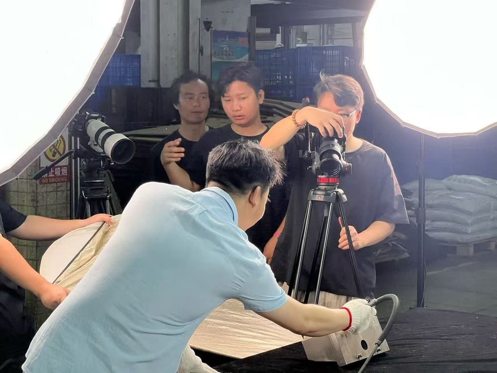 产品视频拍摄现场，两台摄影机与大型柔光设备围绕产品场景布置