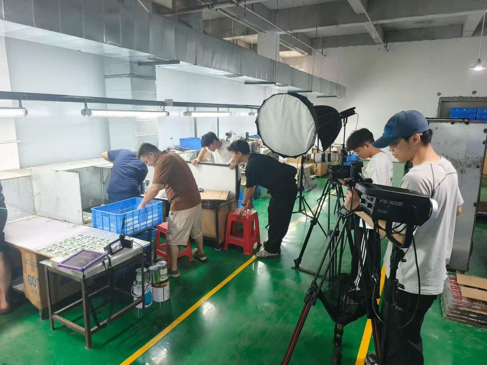 工厂产品宣传片拍摄现场的灯光、摄影机与工作人员