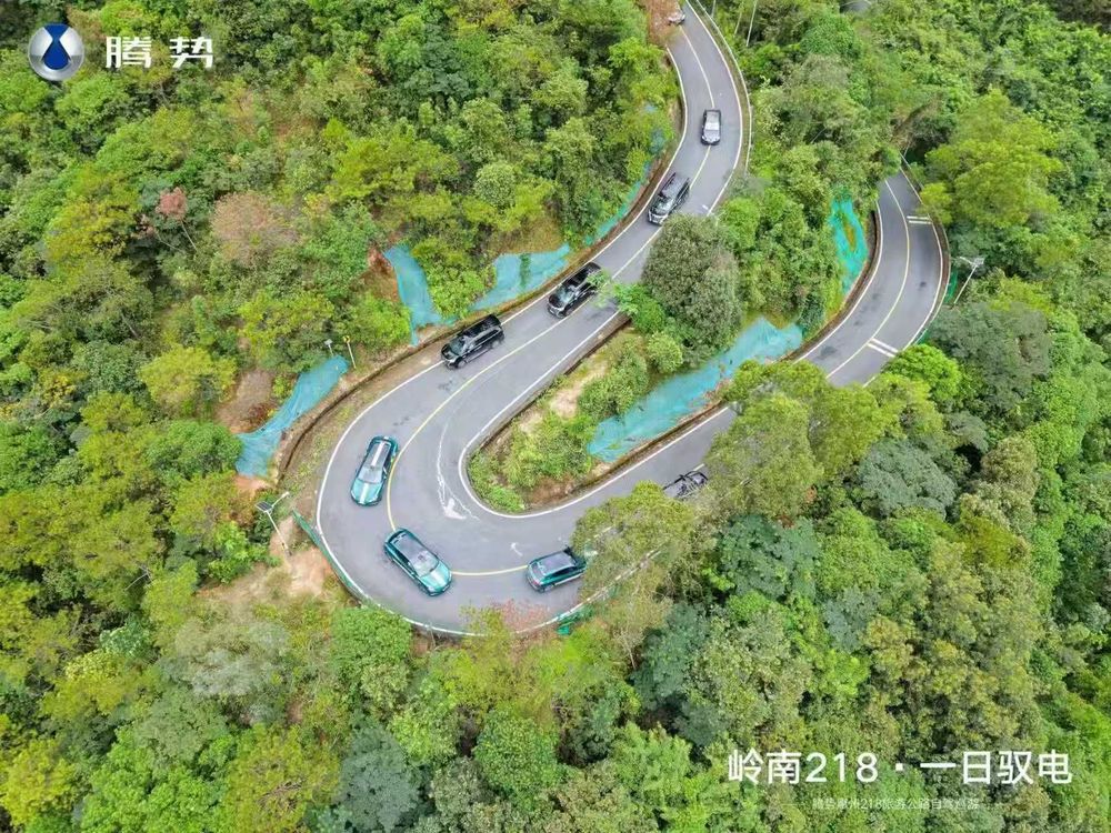 腾势车队行驶在惠州南昆山盘山公路的航拍画面