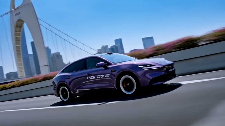 紫色MG07车辆在桥梁道路上行驶 / A purple MG07 driving on a bridge roadway